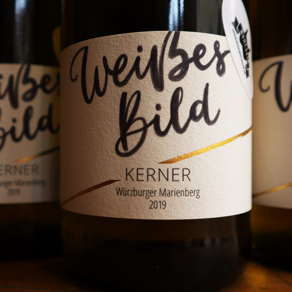 Kerner Alte Reben - Weinbau Weißes Bild